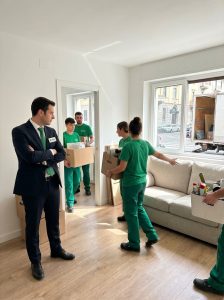 un agente de inmobiliario con equipo de ong vaciados madrid, para vaciar piso que se ha vendido